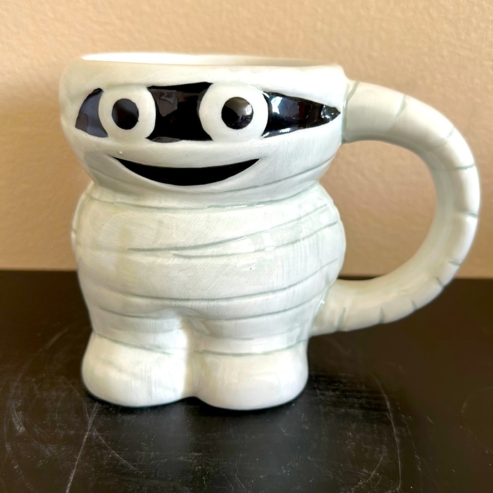 Mummy sculpted 16 oz white ceramic mug ☕️
